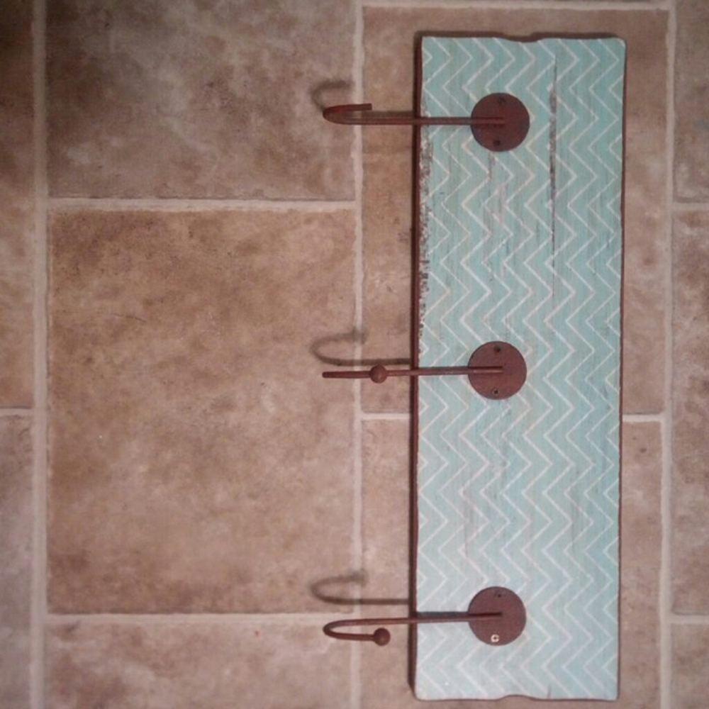 Wall hanger - Picture 3 of 3